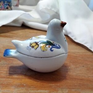 Vintage Ceramic box dove Elizabeth Arden